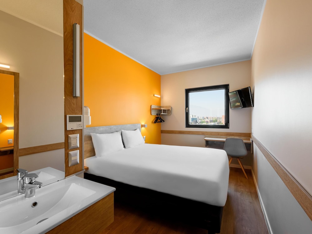 Habitación superior amplia con 1 cama doble del hotel Ibis Budget Santiago Providencia. Foto 1