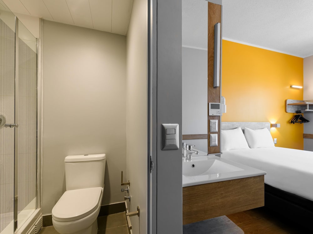 Habitación superior amplia con 1 cama doble del hotel Ibis Budget Santiago Providencia. Foto 4