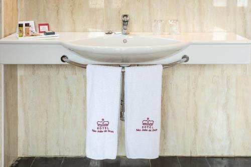 Habitación con cama extragrande. del hotel São João De Deus By Ridan Hotels. Foto 5