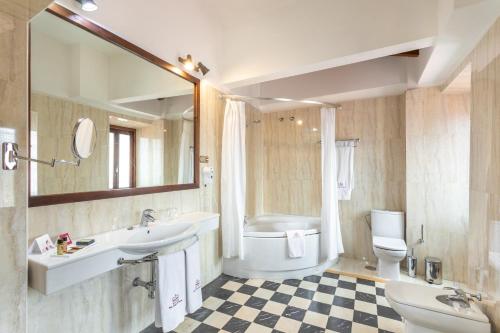 Habitación con cama extragrande. del hotel São João De Deus By Ridan Hotels. Foto 7