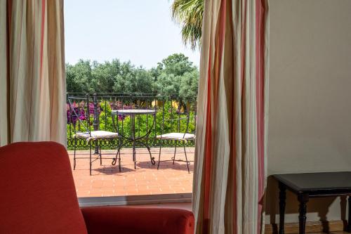 Habitación Doble Superior con un balcón con vistas al jardín del hotel São João De Deus By Ridan Hotels