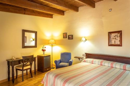 Habitación Doble Superior con un balcón con vistas al jardín del hotel São João De Deus By Ridan Hotels. Foto 2