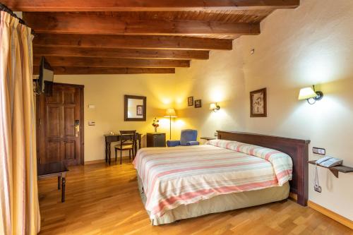 Habitación Doble Superior con un balcón con vistas al jardín del hotel São João De Deus By Ridan Hotels. Foto 3