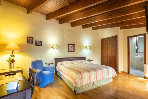 Habitación Doble Superior con un balcón con vistas al jardín del hotel São João De Deus By Ridan Hotels. Foto 4