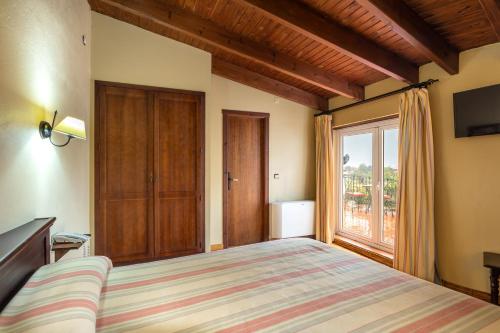 Habitación Doble Superior con un balcón con vistas al jardín del hotel São João De Deus By Ridan Hotels. Foto 5