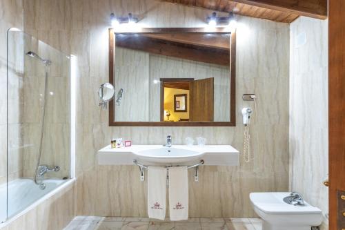 Habitación Doble Superior con un balcón con vistas al jardín del hotel São João De Deus By Ridan Hotels. Foto 6
