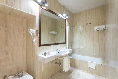 Habitación Triple del hotel São João De Deus By Ridan Hotels. Foto 1