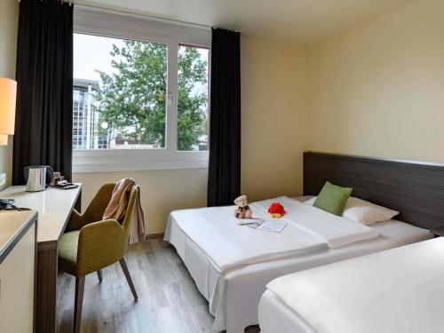 Habitación Doble Estándar con sofá del hotel Mercure Köln West