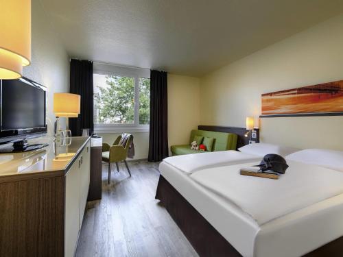 Habitación Doble Estándar con sofá del hotel Mercure Köln West