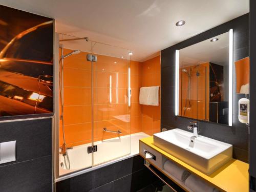 Habitación Doble Estándar con sofá del hotel Mercure Köln West. Foto 2