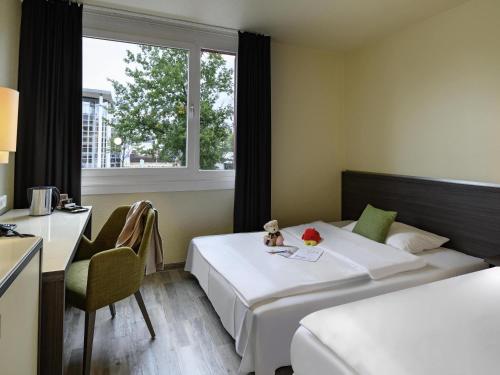 Habitación Doble Estándar con sofá del hotel Mercure Köln West. Foto 5