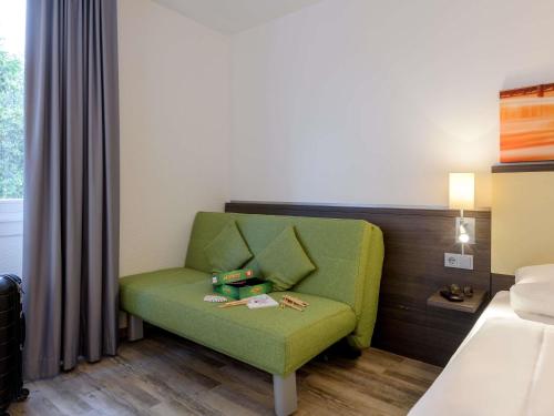 Habitación Doble Estándar con sofá del hotel Mercure Köln West. Foto 6