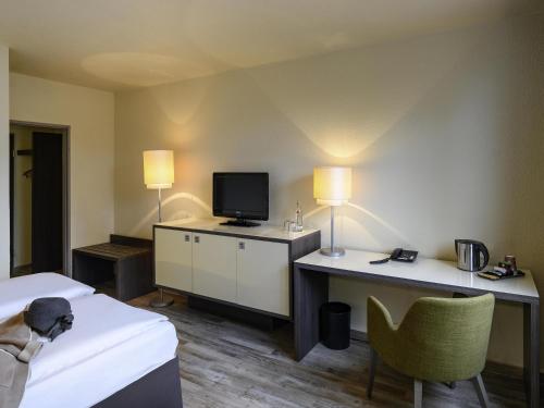 Habitación Doble Estándar con sofá del hotel Mercure Köln West. Foto 7