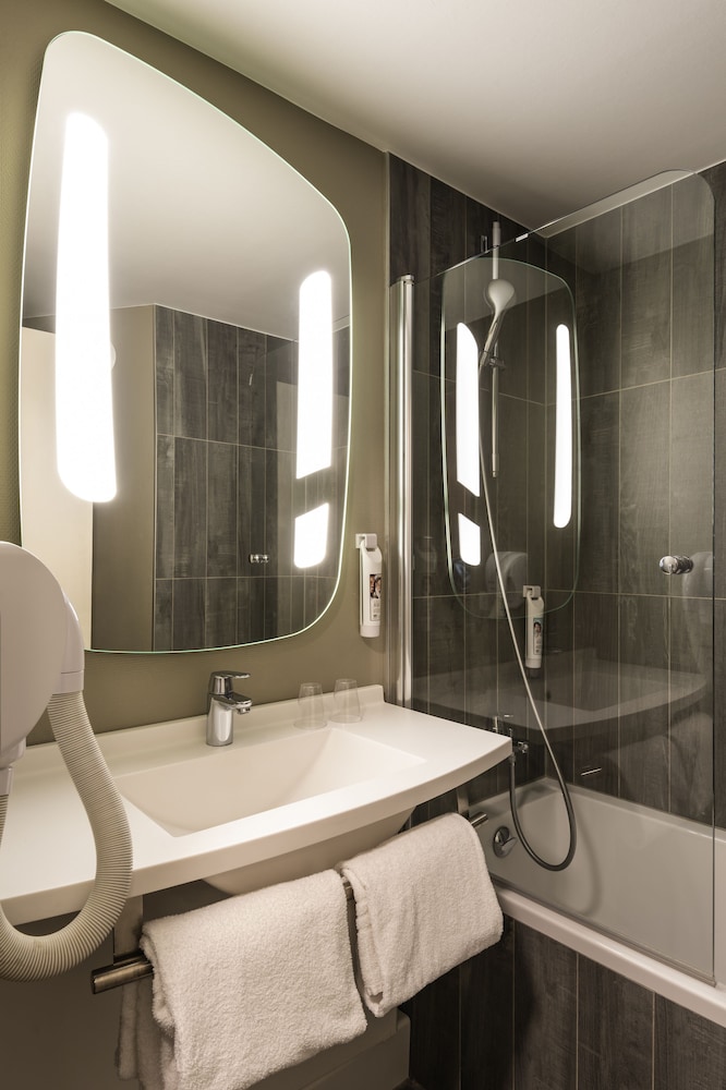 Habitación triple estándar, 3 camas individuales del hotel ibis Dijon Gare. Foto 4