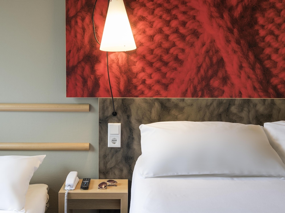 Habitación triple estándar, varias camas del hotel ibis Dijon Gare