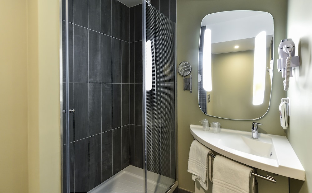 Habitación triple estándar, varias camas del hotel ibis Dijon Gare. Foto 7