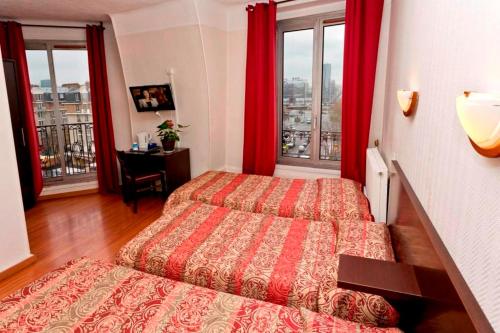 Habitación Triple del hotel Hipotel Paris Printania Maraîchers. Foto 1