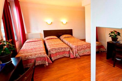 Habitación Triple del hotel Hipotel Paris Printania Maraîchers. Foto 3