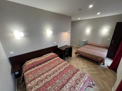 Habitación Familiar con ducha del hotel Hipotel Paris Printania Maraîchers. Foto 2