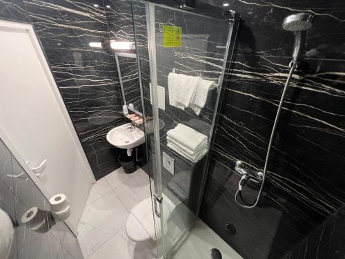 Habitación Familiar con ducha del hotel Hipotel Paris Printania Maraîchers. Foto 3