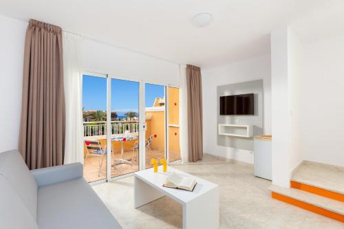 Junior suite Vista Jardín Balcón o Terraza Sofá Cama incluido 2 Camas individuales del hotel Chatur Playa Real Resort. Foto 2