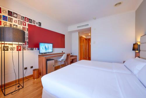 Habitación Triple del hotel Vigo Los Galeones Affiliated By Meliá