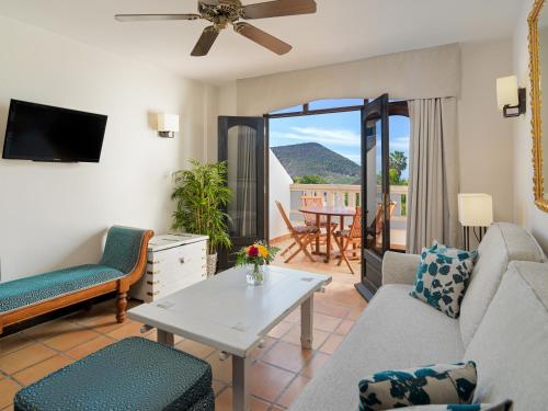 Apartamento Balcón o Terraza 1 Cama king 1 habitación Sofá Cama incluido del hotel Regency Country Club, Apartments Suites. Foto 1