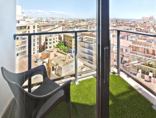 Habitación Individual con balcón y vistas a la catedral del hotel Palladium. Foto 2