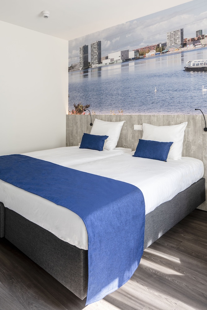 Habitación superior con 2 camas individuales del hotel ibis Styles Almere. Foto 5