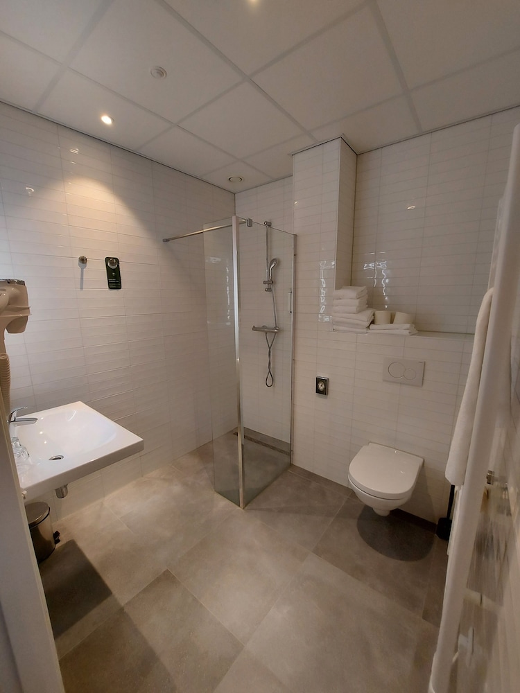 Habitación triple de categoría superior del hotel ibis Styles Almere. Foto 4