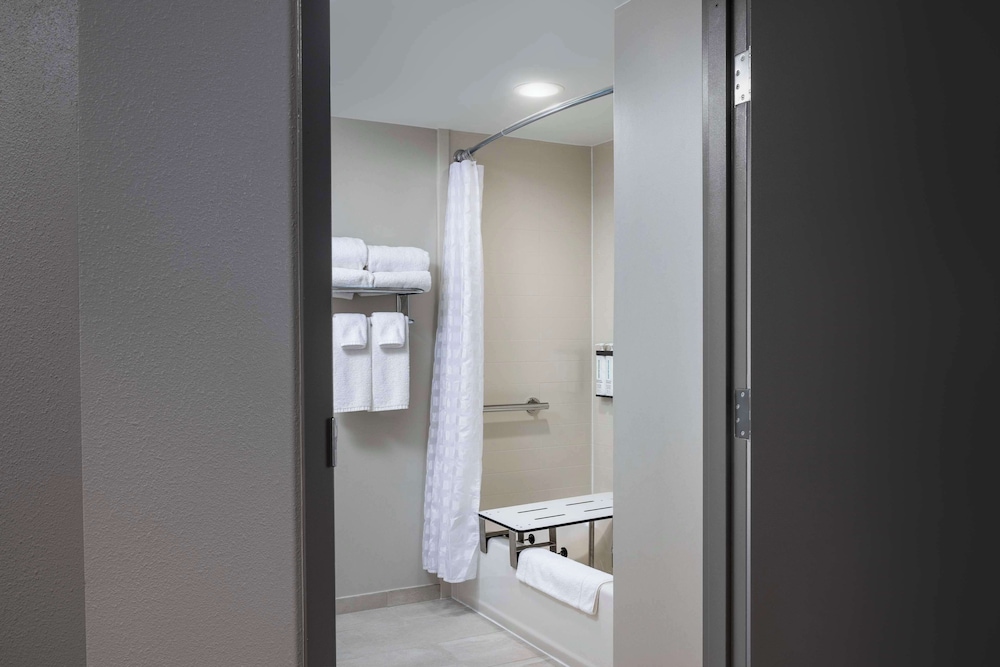 Habitación accesible con dos camas dobles y bañera (con sofá - cama) del hotel Hyatt Place Dallas-north/by The Galleria. Foto 4
