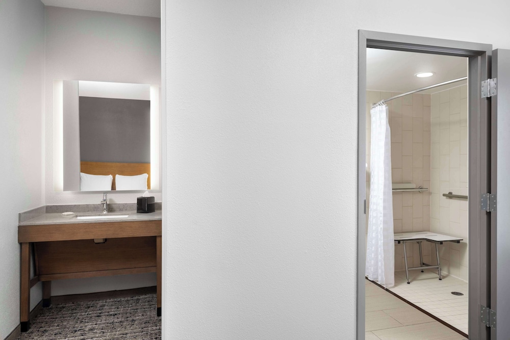 Habitación accesible con cama king size y bañera (con sofá - cama) del hotel Hyatt Place Dallas-north/by The Galleria. Foto 4