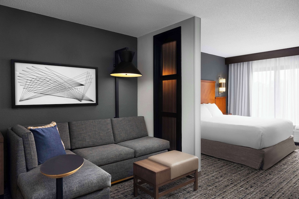 Habitación con cama king size en planta alta (con sofá - cama) del hotel Hyatt Place Dallas-north/by The Galleria. Foto 1