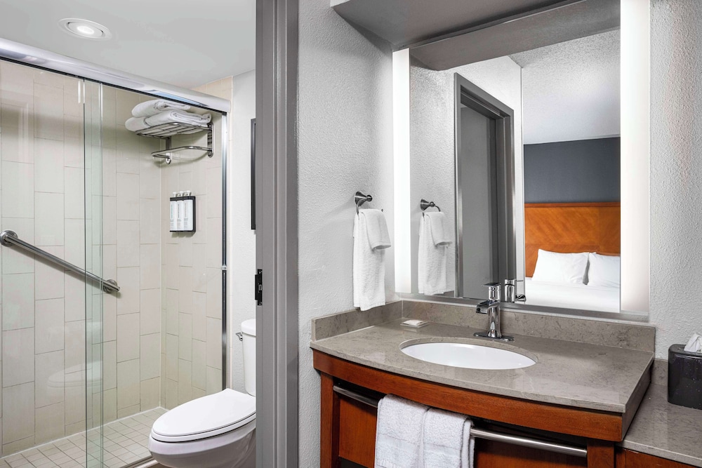 Habitación con cama king size en planta alta (con sofá - cama) del hotel Hyatt Place Dallas-north/by The Galleria. Foto 5