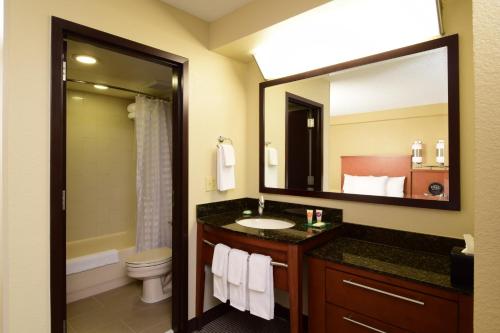 Cama King (con sofá - cama) del hotel Hyatt Place Dallas/las Colinas. Foto 1