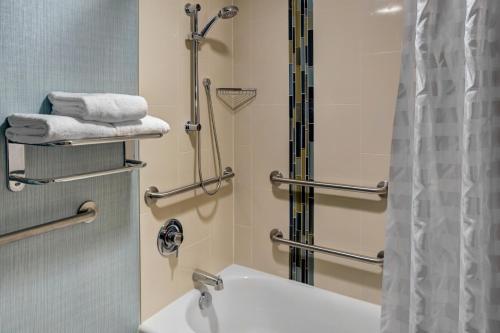 King Suite with Sofa Bed and Bathtub - Mobility Access del hotel Hyatt Place Nashville Opryland. Foto 6