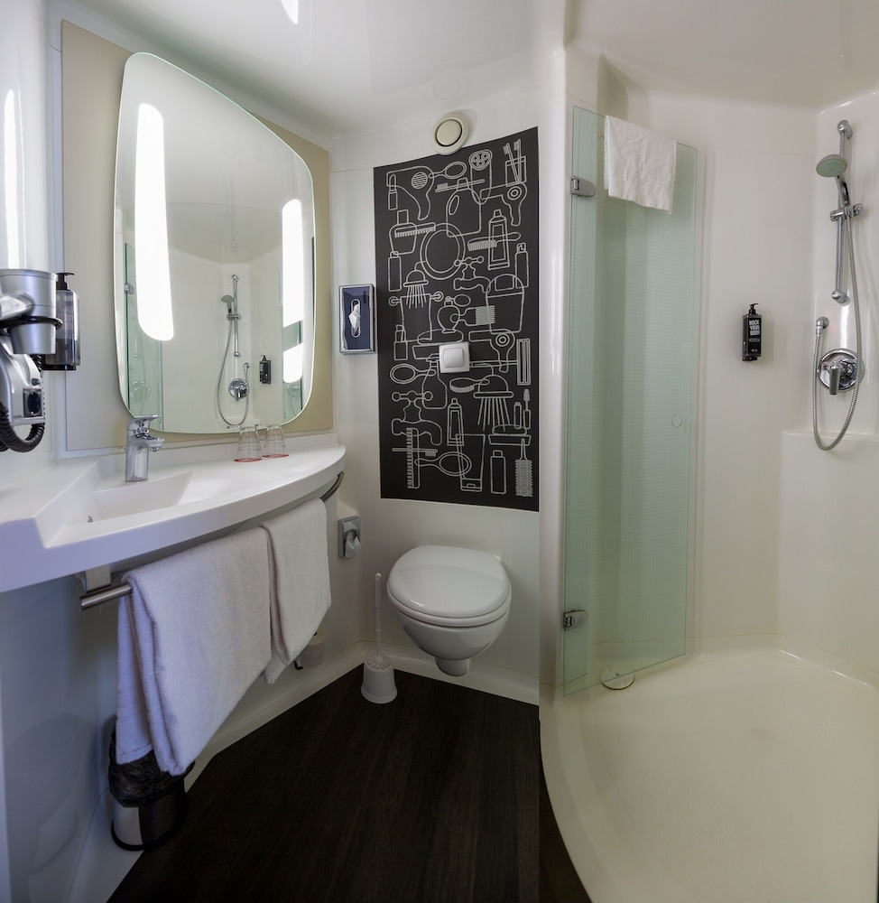 Habitación estándar con una cama doble del hotel Ibis Köln Messe. Foto 2