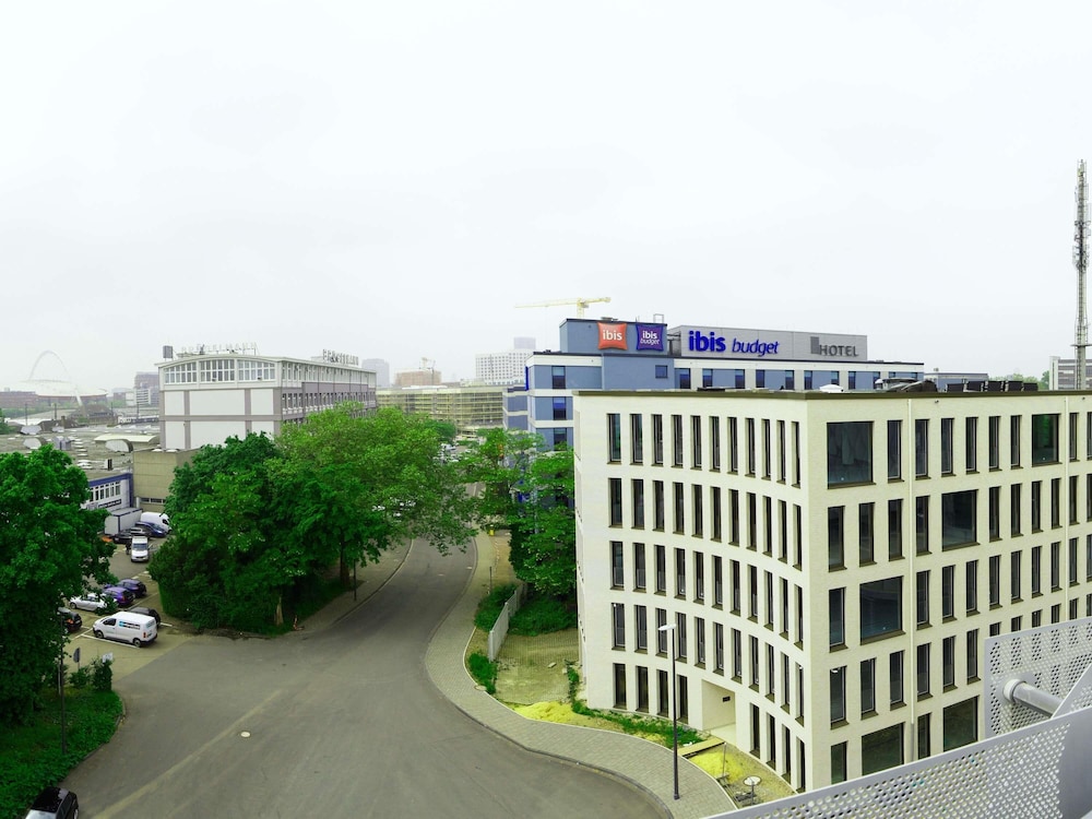 Habitación estándar con una cama doble del hotel Ibis Köln Messe. Foto 6