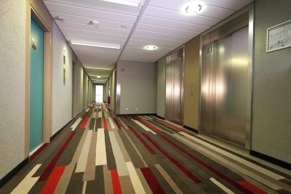 Habitación superior con 1 cama doble (160 × 200 cm) del hotel Ibis Köln Messe. Foto 1