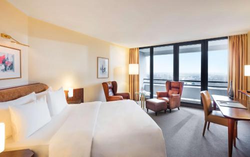 Habitación con cama grande del hotel Lindner Dusseldorf Seestern, Part Of Jdv By Hyatt