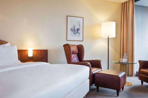 Habitación con cama grande del hotel Lindner Dusseldorf Seestern, Part Of Jdv By Hyatt. Foto 2