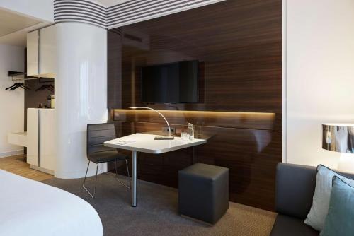 Habitación Deluxe - 1 cama grande del hotel Lindner Dusseldorf Seestern, Part Of Jdv By Hyatt. Foto 2
