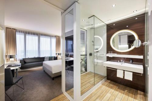 Habitación Deluxe - 1 cama grande del hotel Lindner Dusseldorf Seestern, Part Of Jdv By Hyatt. Foto 6