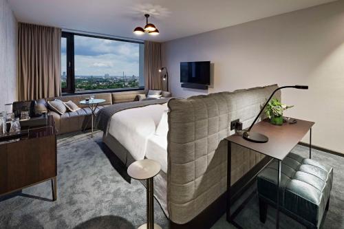 Habitación Premium con cama extragrande del hotel Lindner Dusseldorf Seestern, Part Of Jdv By Hyatt. Foto 1