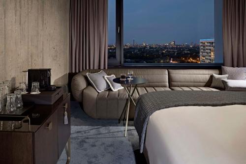 Habitación Premium con cama extragrande del hotel Lindner Dusseldorf Seestern, Part Of Jdv By Hyatt. Foto 2