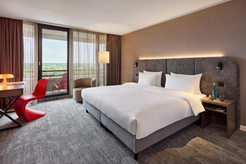 Habitación Deluxe con cama extragrande del hotel Lindner Dusseldorf Seestern, Part Of Jdv By Hyatt