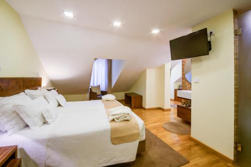 Habitación Triple Estándar del hotel Borges Chiado. Foto 1