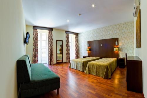 Habitación Triple Estándar del hotel Borges Chiado. Foto 2
