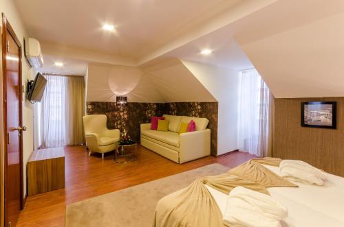 Habitación Triple Estándar del hotel Borges Chiado. Foto 5