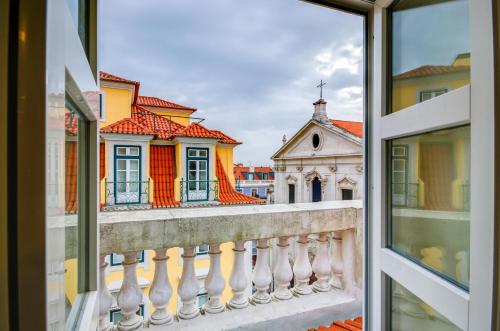 Habitación Triple Superior con vistas al barrio de Chiado del hotel Borges Chiado. Foto 6